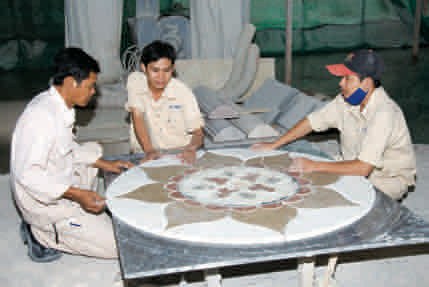 Ghép hoa văn thủ công