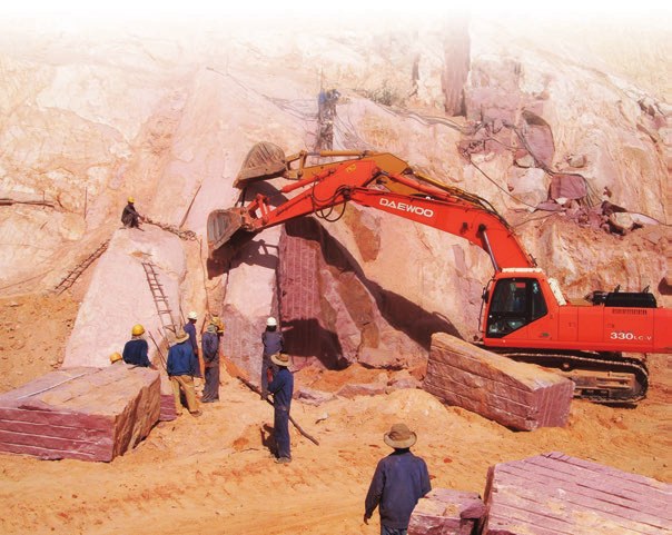Khai thác đá ruby tại mỏ ở Bình Định