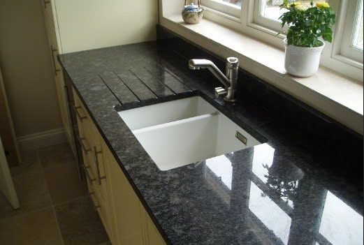 Mặt bếp granite đen với bồn rửa