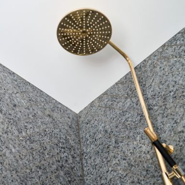 Phòng tắm ốp đá xà cừ