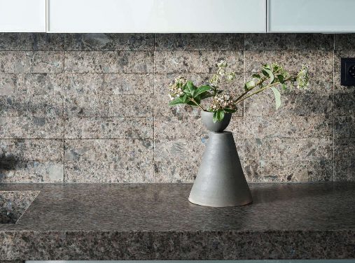 Tường ốp đá xà cừ và mặt bàn