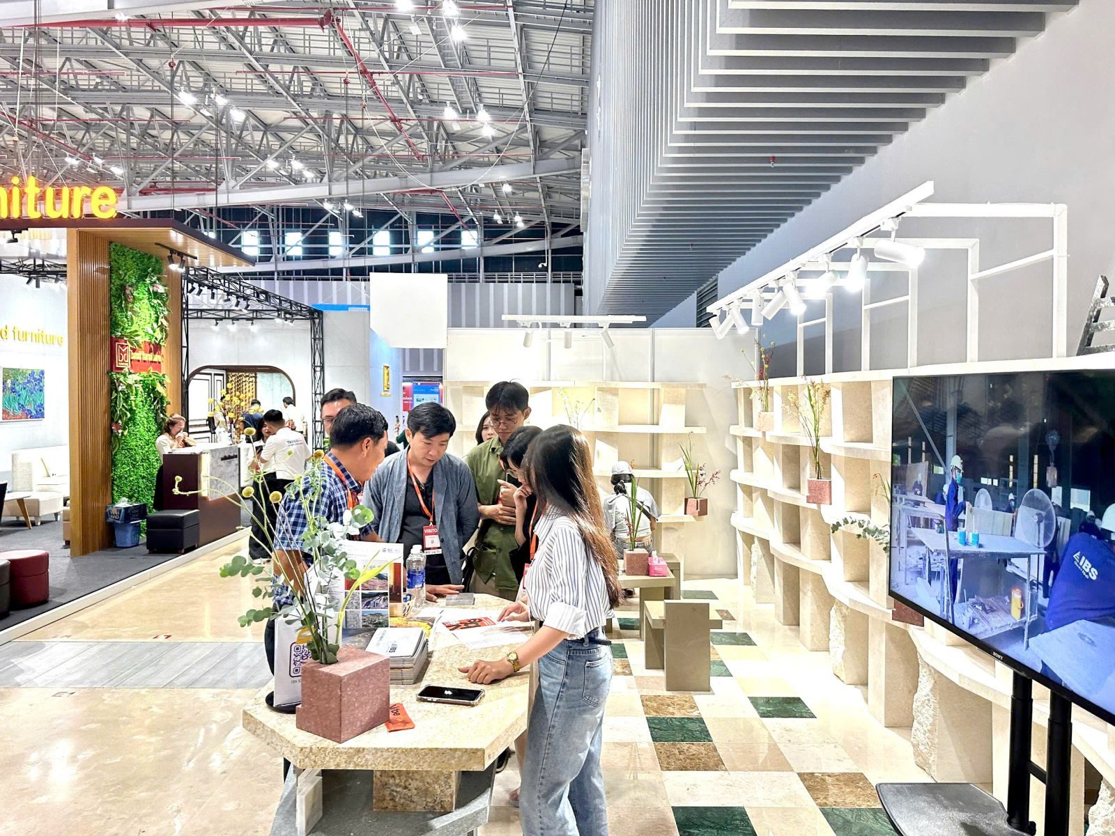 Khách tham quan gian hàng IBS tại VIBE 2024