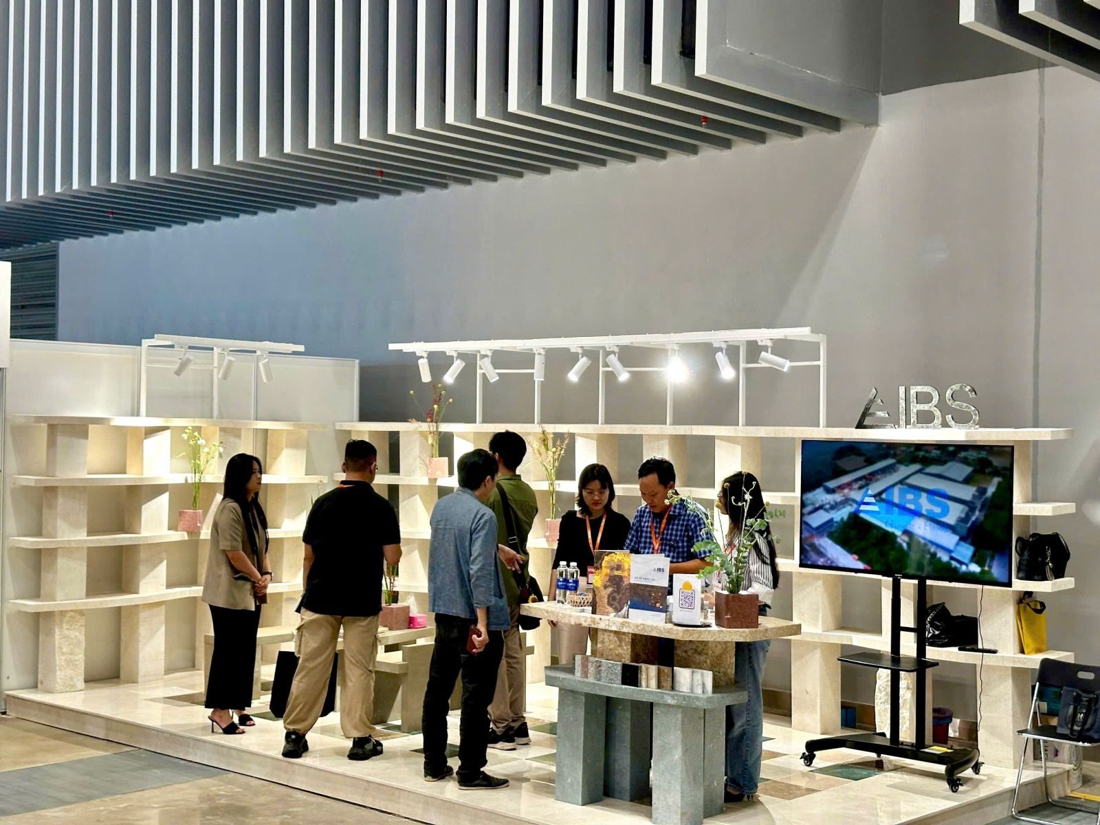 Kệ trưng bày đá tại gian hàng IBS