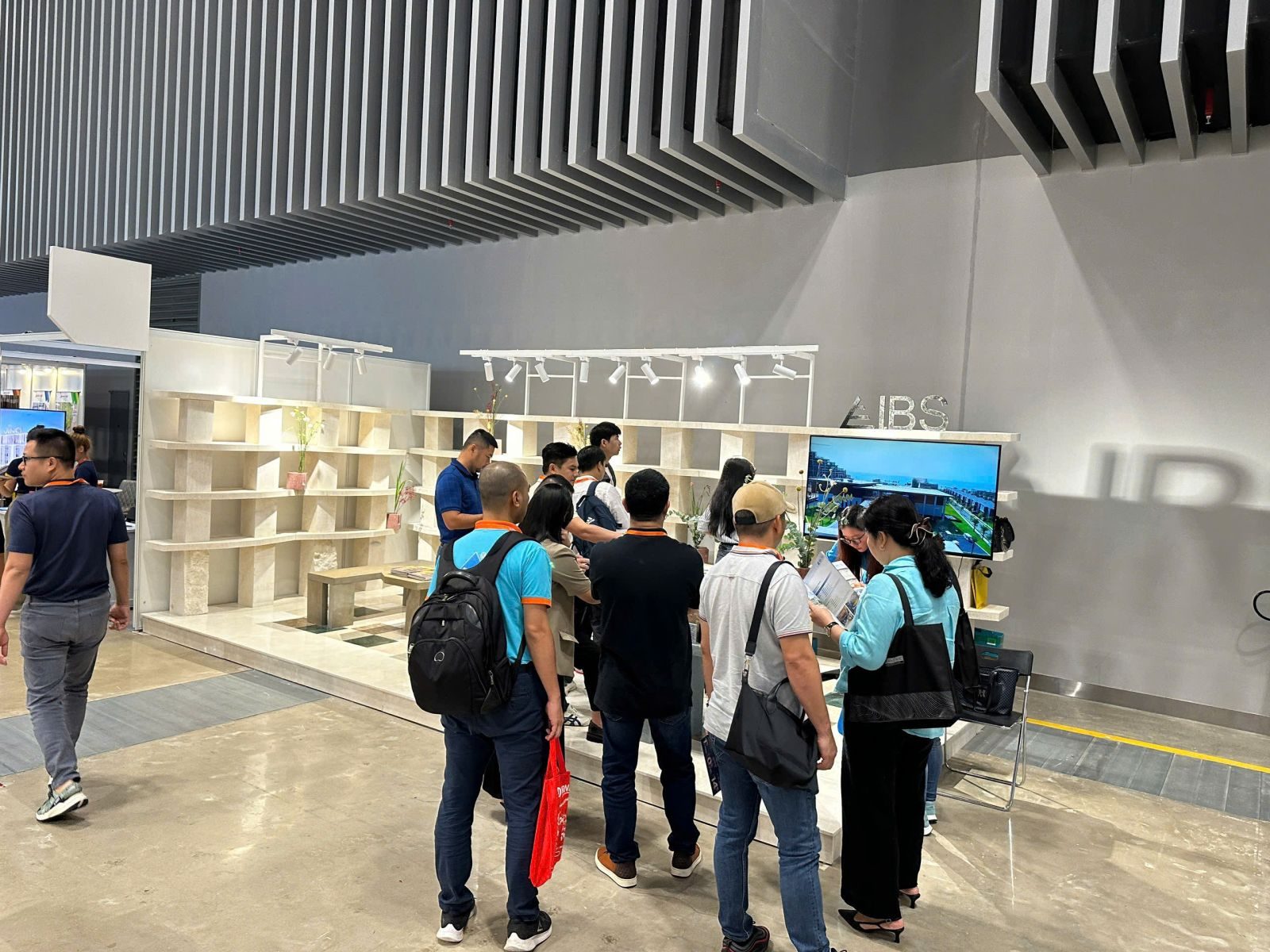 Khách hàng trao đổi tại gian hàng IBS