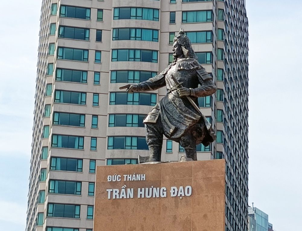 Chỉnh trang bệ tượng Trần Hưng Đạo