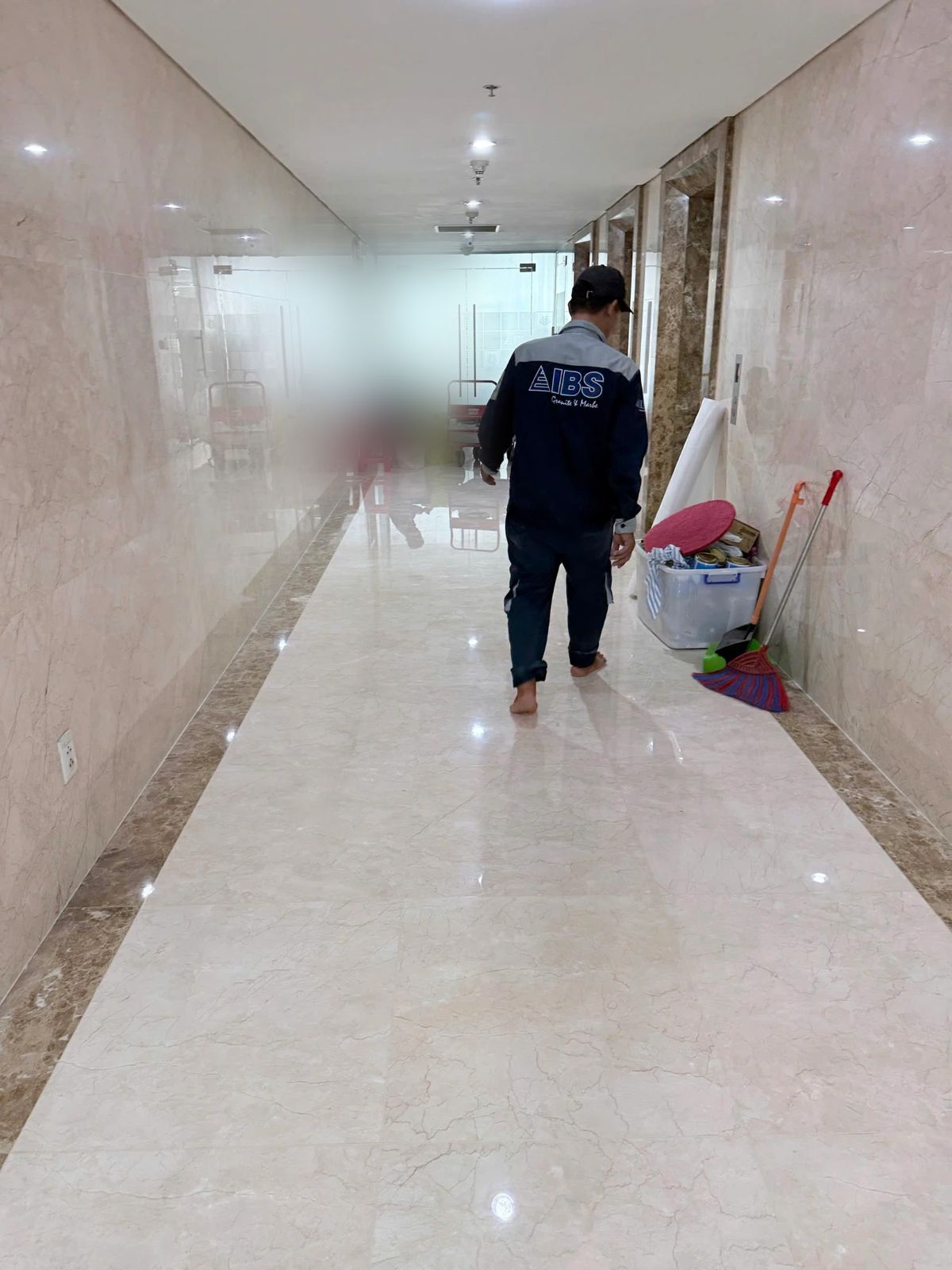 Thợ IBS mang dụng cụ đi vào hành lang trước khi thi công
