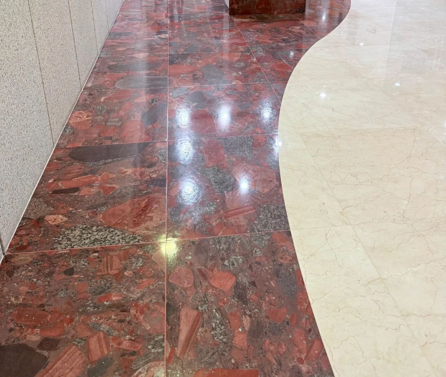 Sàn đá đỏ ghép với marble be