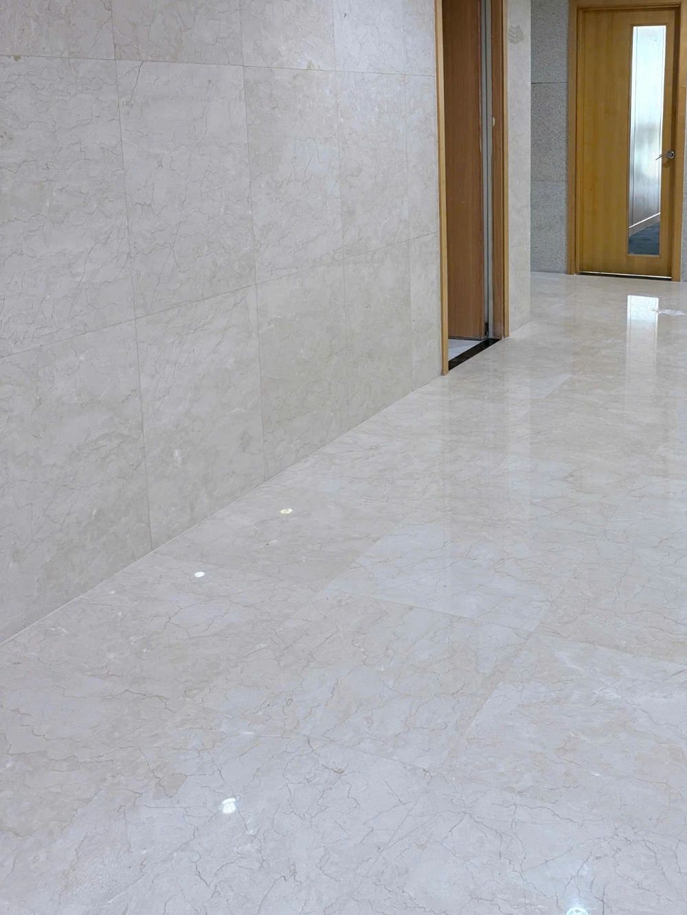 Sảnh ốp và lát marble màu be sau khi đánh bóng